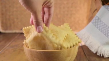 Hilal çiçeği. Emilia Romagna bölgesinin yiyeceği, kızarmış ekmek gnocco fritto ya da Crescentina. Tüm ürünler İtalya 'da üretilir. Yüksek kaliteli FullHD görüntüler