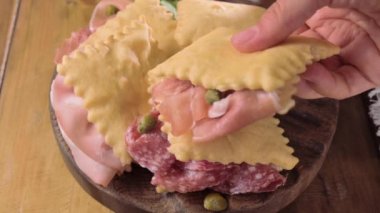 Hilal çiçeği. Emilia Romagna bölgesinin yiyeceği, kızarmış ekmek gnocco fritto ya da Crescentina. İtalya 'da aperatif veya aperatif. Prosciutto crudo, mortadella, Milano salamı, kapari, peynir ile Creshantina 