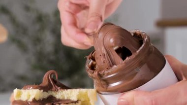 Çikolata ezmesi. Kahvaltıda fındıklı çikolata ezmesi ve en sevdiği çocuk yemeği. Makarna ve yapışkan çikolata karışımının yakın dokusu. Yüksek kalite 4K görüntü. Reklam ve sosyal paylaşım için ideal