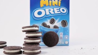 Beyaz arka planda çikolatalı kurabiyeler, rulo kurabiyeler. 05.12. 2022 Bologna, İtalya. 