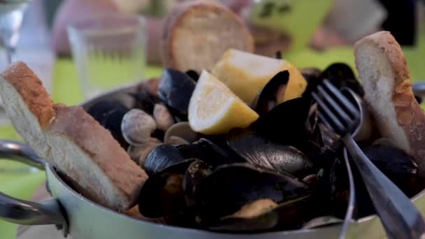 ガーリックバターワインソースのクリームとマッセル レストランで海のそばで伝統的なイタリアのランチ スローモーション 高品質のフルHd映像 — ストック動画