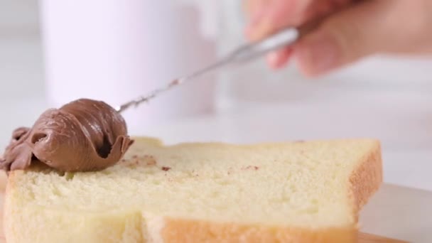 Πάστα Σοκολάτας Σοκολάτα Φουντούκια Απλωμένη Φρέσκο Ψωμί Γλυκό Τοστ Για — Αρχείο Βίντεο