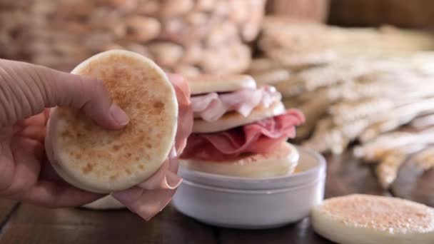 Tigelle Lub Crescentine Domowej Roboty Włoskie Jedzenie Typowe Dla Obszaru — Wideo stockowe