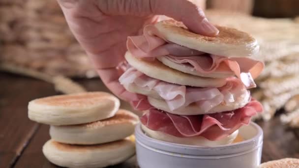 意大利土司意大利土司一种意大利食品 常见于摩德纳地区 薄圆面包里塞满了意大利土司 由面粉 盐和酵母制成的 有选择的重点 — 图库视频影像