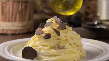 Elleri mantar aromalı, siyah trüf mantarlı, tagliatelle makarnalı. Pahalı öğle yemeği, ev yapımı makarna, İtalya 'nın Lazo bölgesinde geleneksel. Yüksek kalite 4k görüntü