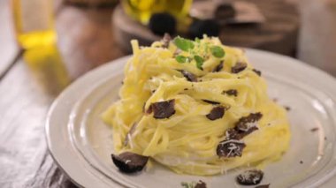  Tagliatelle makarna üzerine siyah mantar. Pahalı öğle yemeği, ev yapımı makarna, İtalya 'nın Lazo bölgesinde geleneksel. Yüksek kaliteli FullHD görüntüler