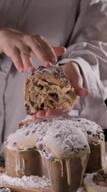 Paskalya güvercini kadınların elinde. Colomba di Pasqua - geleneksel İtalyan paskalya güvercini pastası, jöleli makarna, badem. Tahtadaki Paskalya güvercini. Yüksek kalite 4k görüntü