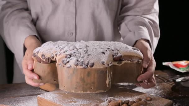 Påskduva Kvinnliga Händer Colomba Pasqua Traditionell Italiensk Påsk Duva Tårta — Stockvideo