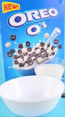  Çikolata parçalı Oreo kurabiyeleri bir fincanda mısır gevreğiyle birlikte, sütle doldurulmuş. Gençler için favori kahvaltı. Akıllı telefonlar ve sosyal ağlar için dikey video. 05.12. 2022 Bologna, İtalya