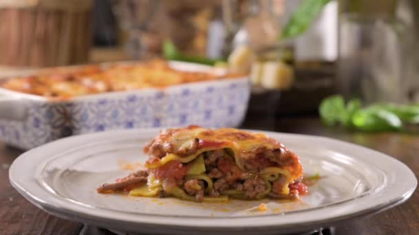 Asagna Met Pesto Italiaanse Lunch Zelfgemaakte Groene Lasagne Met Spinazie — Stockvideo