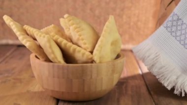 Hilal çiçeği. Emilia Romagna bölgesinin yiyeceği, kızarmış ekmek gnocco fritto ya da Crescentina. Tüm ürünler İtalya 'da üretilir. Yüksek kaliteli FullHD görüntüler