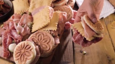 Hilal çiçeği. Emilia Romagna bölgesinin yiyeceği, kızarmış ekmek gnocco fritto ya da Crescentina. İtalya 'da aperatif veya aperatif. Prosciutto crudo, mortadella, Milano salamı, kapari, peynir ile Creshantina 