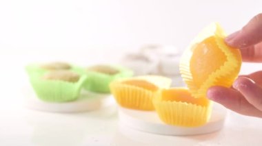 Geleneksel Japon tatlıları. Beyaz bir masanın üzerinde renkli mochi dondurması, böğürtlenli ve meyve dolgulu. Çocuklar için çocuklar günü tatili tatlısı. Yüksek kalite 4k görüntü