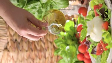 Domatesli salata, Burrata, fesleğen, zeytinyağı. Göbek adı Burratina. Puglia bölgesindeki İtalya 'nın güneyinden geleneksel peynir. Sıvı stracciatella dokusu 4k.dikey içinde yuvarlak yumuşak peynir.