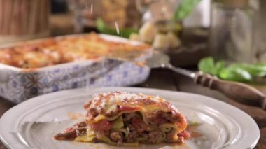 Pesto soslu asagna. İtalyan yemeği, hamurunda ıspanak olan ev yapımı yeşil lazanya, ragu - et sosu, beşamel ve parmesan peyniri. İtalya 'da köy yemeği atmosferi. Yemeğin üstünde sıcak buhar. görüntüler