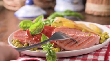 Pişmiş jambonlu Teneroni. Genellikle çocuk yemekleri ve atıştırmalıkları için hazırlanmış prosciutto cotto ile yumuşak İtalyan pirzolası. Çatal patates ve sebzelerle servis edilen bir pirzolayı ayırır. 4k görüntü