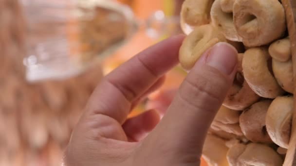 Tarallini Traditionella Italienska Små Bagels Taralli Utsökt Mellanmål Närbild Bordet — Stockvideo