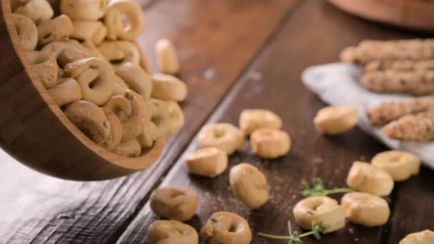 Tarallini Traditionella Italienska Små Bagels Taralli Utsökt Mellanmål Närbild Bordet — Stockvideo