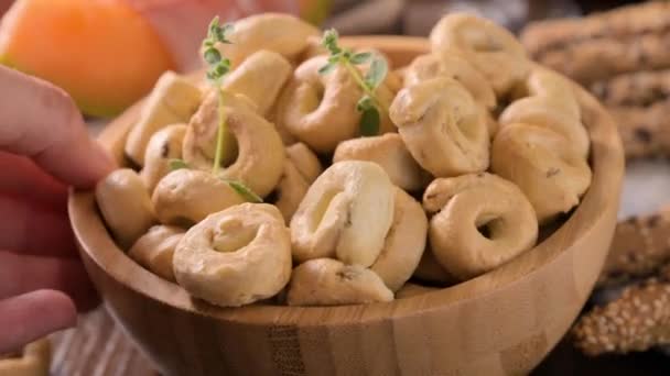 Tarallini Tradicional Italiano Pequenos Bagels Taralli Delicioso Snack Close Mesa — Vídeo de Stock