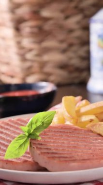 Pişmiş hamburgerli TENERONI. Genellikle çocuk yemekleri ve atıştırmalıkları için hazırlanmış prosciutto cotto ile İtalyan pirzolası. Patates ve sebze kırıntıları ile servis edilir. Sosyal medya başına dikey görüntü