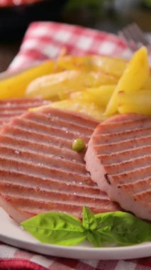 Pişmiş hamburgerli TENERONI. Genellikle çocuk yemekleri ve atıştırmalıkları için hazırlanmış prosciutto cotto ile İtalyan pirzolası. Patates ve sebze kırıntıları ile servis edilir. Sosyal medya başına dikey görüntü