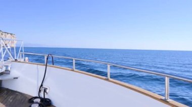 Yazın yatın önünde çekilmiş bir video, güneş ve deniz hareket halindeyken. Yüksek kalite 4k görüntü