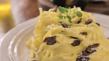  Tagliatelle makarna üzerine siyah mantar. Pahalı öğle yemeği, ev yapımı makarna, İtalya 'nın Lazo bölgesinde geleneksel. Yüksek kaliteli FullHD görüntüler