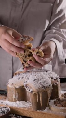 Paskalya güvercini kadınların elinde. Colomba di Pasqua - geleneksel İtalyan paskalya güvercini pastası, jöleli makarna, badem. Tahtadaki Paskalya güvercini. Yüksek kalite 4k görüntü