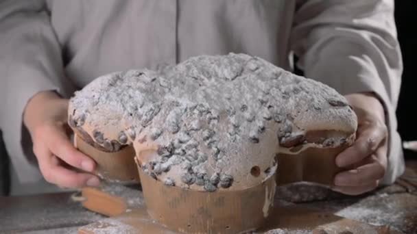 Wielkanocny Gołąb Żeńskich Rękach Colomba Pasqua Tradycyjne Włoskie Ciasto Wielkanocne — Wideo stockowe