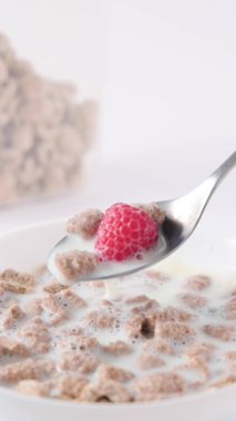 Sütlü sandviç, meyveli granüllü ve vitaminli sağlıklı kahvaltı. Yüksek kaliteli görüntüler. Ağır çekim. Sosyal ağlar ve akıllı telefonlar için dikey format. Reklamcılık