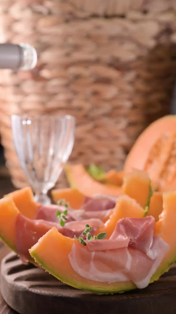 Włoski Prosciutto Crudo Melonami Kawałki Tradycyjnej Szynki Owinięte Wokół Melonów — Wideo stockowe