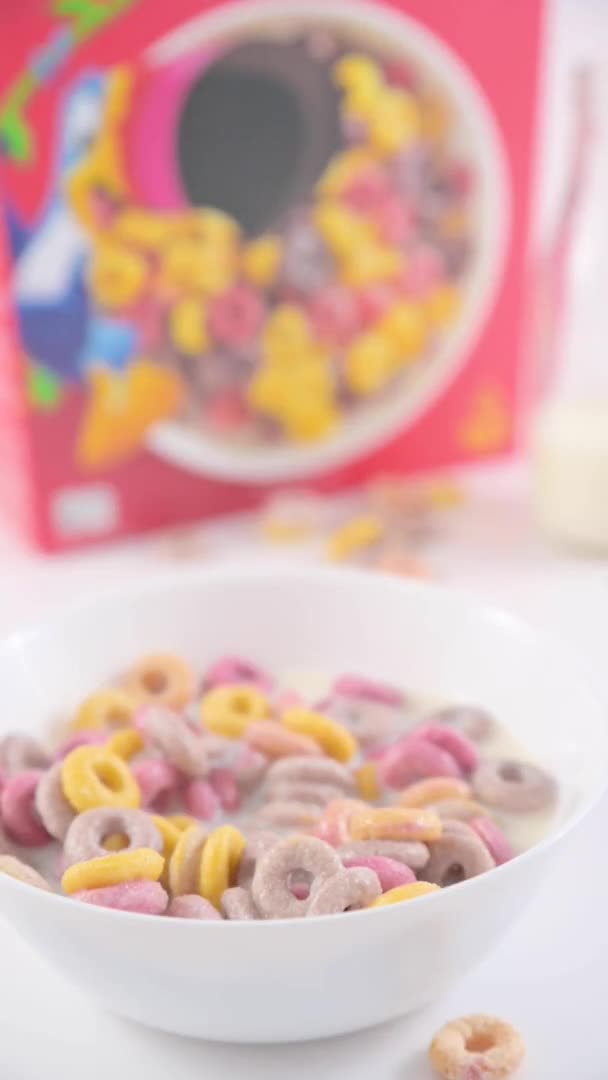 Dry Breakfast Bowl Milk Multi Colored Rings Childrens Breakfast Close — 图库视频影像