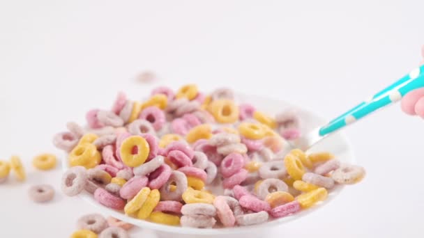 Στεγνό Πρωινό Ένα Μπολ Γάλα Πολύχρωμα Δαχτυλίδια Για Παιδικό Πρωινό — Αρχείο Βίντεο