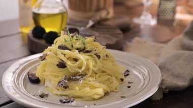  Tagliatelle makarna üzerine siyah mantar. Pahalı öğle yemeği, ev yapımı makarna, İtalya 'nın Lazo bölgesinde geleneksel. Yüksek kaliteli FullHD görüntüler
