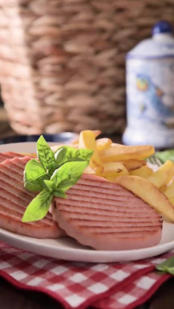 調理されたハムとテネロニ プロシウトコットと柔らかいイタリアのカツレツ 子供たちの食事や軽食のために準備 ジャガイモと野菜を添えて 4K映像 ソーシャルメディアあたりのビデオの垂直 — ストック動画