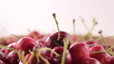 Tatlı kiraz. Taze sulu, ıslak, kırmızı kiraz rotasyonu. Kuş kirazı. Döngü hareketi. Yüksek kalite 4k görüntü