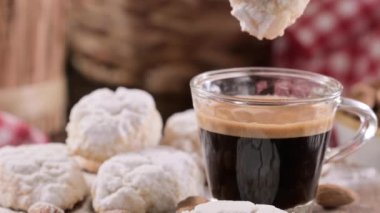 Sicilya bademli kurabiyeleri - badem ezmesi. Güney İtalya 'nın geleneksel tatlısı ve ahşap bir masada bir fincan mis kokulu espresso. Bir İtalyan köyünün atmosferi. 4k video