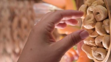 Tarallini geleneksel İtalyan simitleri. Taralli. Masada servis edilen leziz atıştırmalıklar. Seçici odaklanma. Aperatif olarak Antipasto, şarap içen İtalyanlar. Görüntüler. dikey video