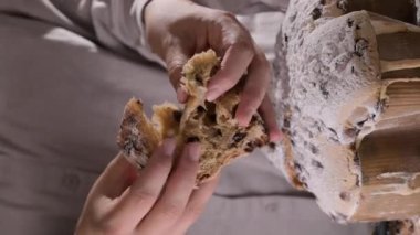 Paskalya güvercini kadınların elinde. Colomba di Pasqua - geleneksel İtalyan paskalya güvercini pastası, jöleli makarna, badem. Tahtadaki Paskalya güvercini. Yüksek kalite 4k görüntü