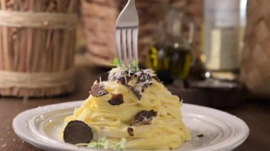  Black truffle on tagliatelle pasta. Expensive lunch, homemade pasta, traditional in the Lazo region of Italy. footage, Pasta on a fork with hot steam