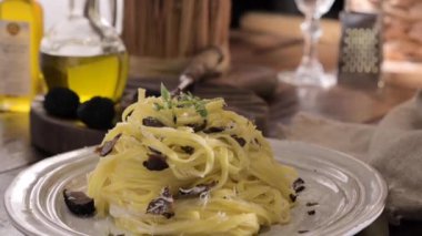  Tagliatelle makarna üzerine siyah mantar. Pahalı öğle yemeği, ev yapımı makarna, İtalya 'nın Lazo bölgesinde geleneksel. Yüksek kaliteli FullHD görüntüler