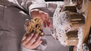 Paskalya güvercini kadınların elinde. Colomba di Pasqua - geleneksel İtalyan paskalya güvercini pastası, jöleli makarna, badem. Tahtadaki Paskalya güvercini. Yüksek kalite 4k görüntü