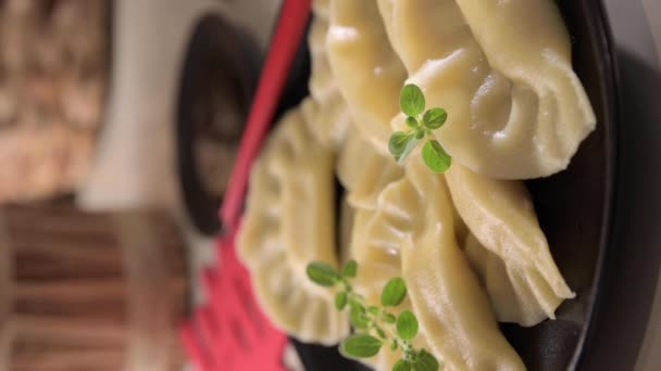 Σκατόπραγμα Σπιτικά Κινέζικα Ζυμαρικά Σερβίρονται Μαύρο Πιάτο Τρώνε Ξυλάκια Oriental — Αρχείο Βίντεο