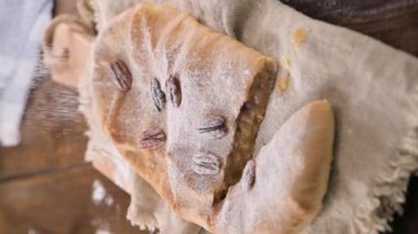 Elmalı çörek. Kuzey İtalya 'da, Trento' da tipik bir tatlı hamur işi. Elmalı, tarçınlı, fındıklı, pudra şekerli turta. Dikey görünüm. Tam HD görüntüler