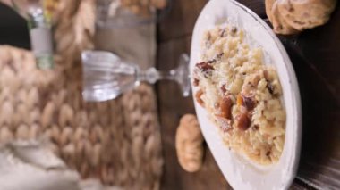 Porcini mantarlı risotto. Porcini mantarlı risotto. Tipik İtalyan yemeği. Parmesan soslu beyaz pirinç. Akşam yemeği için Antipasto. Yüksek kalite 4K görüntü. Dikey