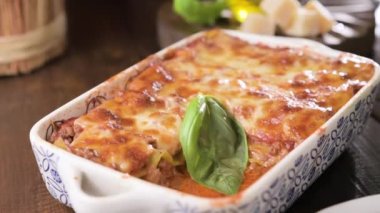 Pestoyla lazanya. İtalyan yemeği, hamur içinde ıspanak, ragu, et sosu, beşamel ve parmesan peyniri olan ev yapımı yeşil lazanya. İtalya 'da yemek atmosferi. Bir bardak şarap dolduruldu. 4k 