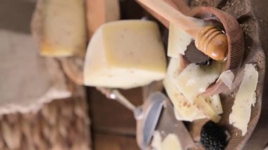 Mantarlı Pecorino peyniri, geleneksel İtalyan koyunu sütlü peynir ve mantar. Tuscany ve Sardinya 'nın süt ürünlerinin tipik bir ürünü. Bal ve peynir. video dikey