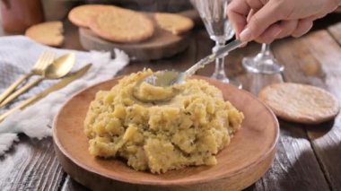 Porcini mantarlı kremalı polenta, pastırma, bir bardak kırmızı şarapla birlikte koyu ahşap arka planda servis ediliyor. Kuzey İtalya 'nın tipik yemekleri, Alplerdeki Trentino. 4k görüntü