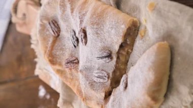 Elmalı çörek. Kuzey İtalya 'da, Trento' da tipik bir tatlı hamur işi. Elmalı, tarçınlı, fındıklı, pudra şekerli turta. Dikey görünüm. Tam HD görüntüler
