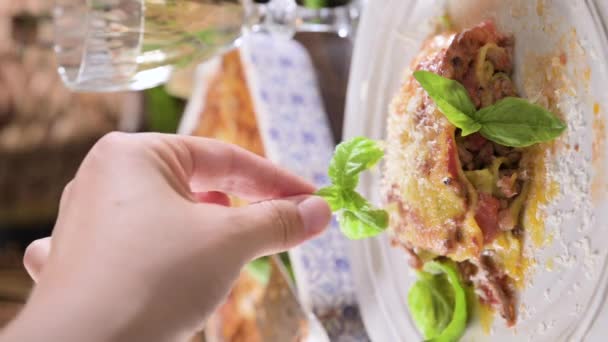 Lasagne Pestką Włoski Obiad Domowej Roboty Zielona Lazania Szpinakiem Cieście — Wideo stockowe